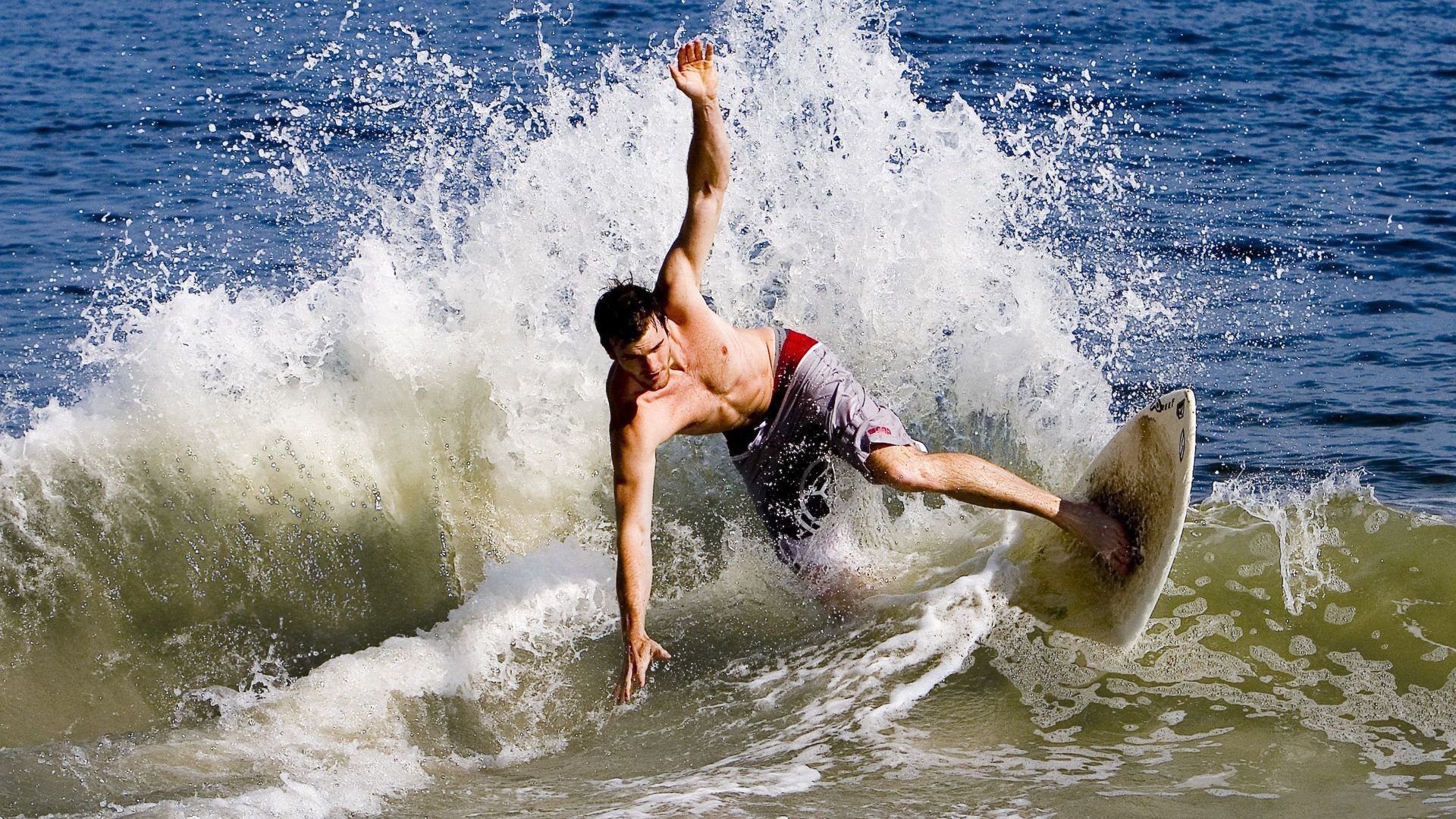 英超场面火爆,精彩逆转和神级扑救令人振奋,英超 激烈