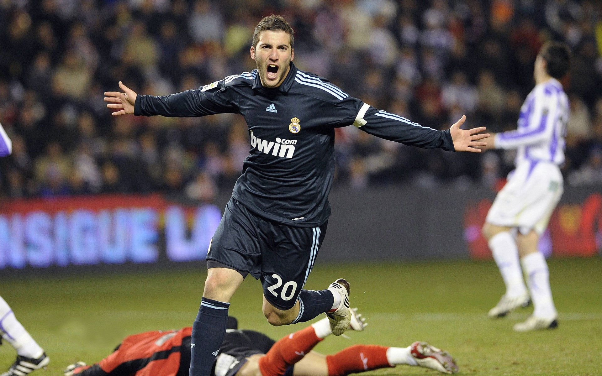 中场压迫人数是否影响控球比与射门机会，中场控制