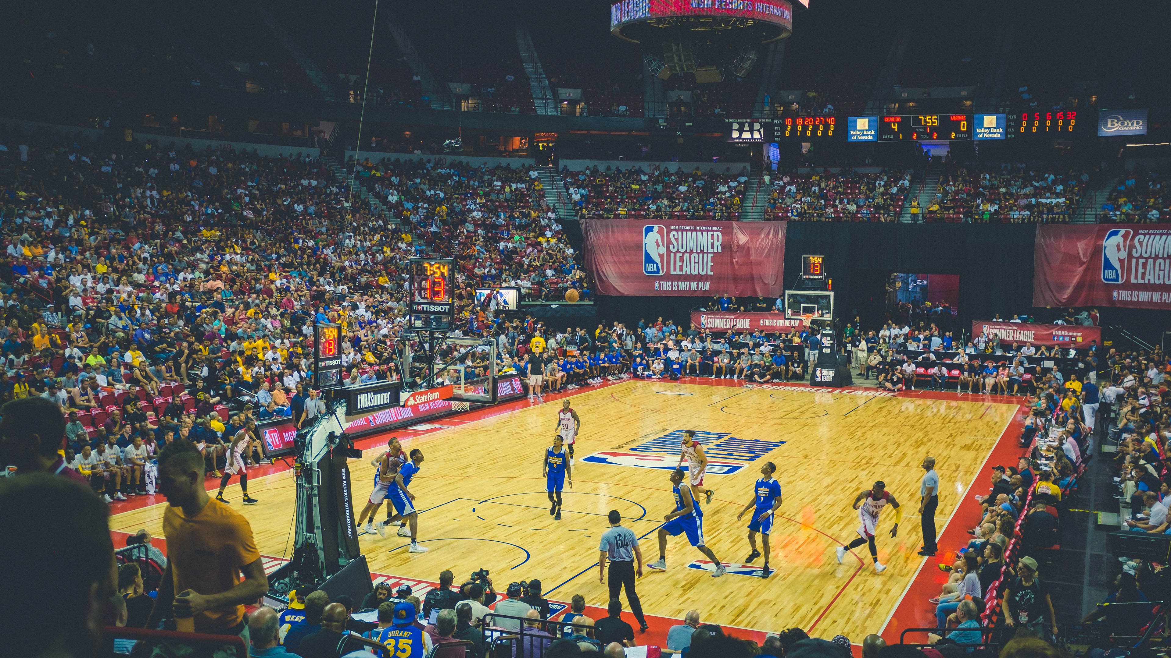 湖人队内展开季前目标墙活动增强动力系统，湖人球员动向